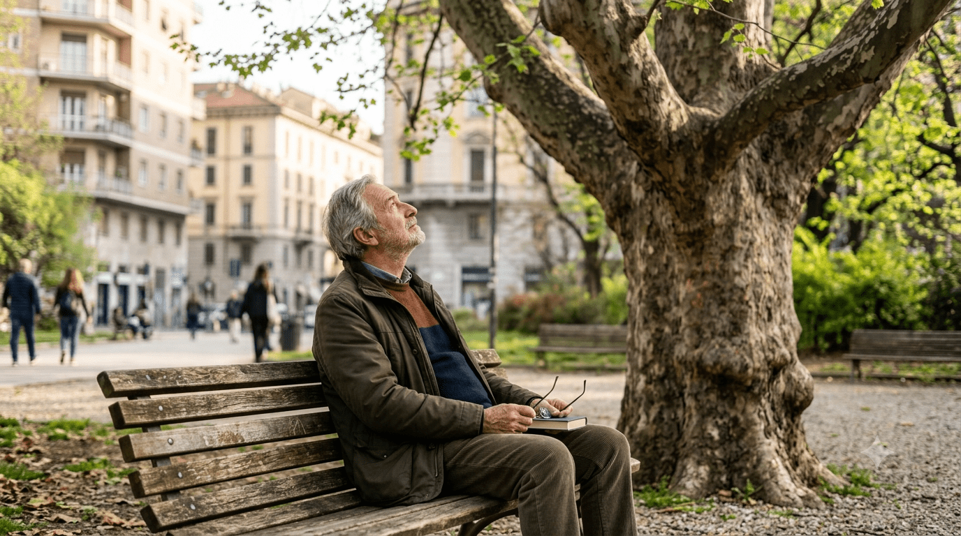 Presenza e consapevolezza nel qui e ora Persona seduta su una panchina che osserva consapevolmente un albero in un parco.